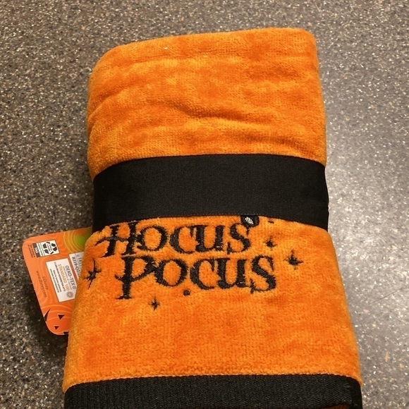 NWT! DISNEY "IT'S JUST A BUNCH OF HOCUS POCUS " HAND TOWELS SET OF 2 - Picture 4 of 6
